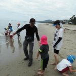 幼稚園児の海辺遊び